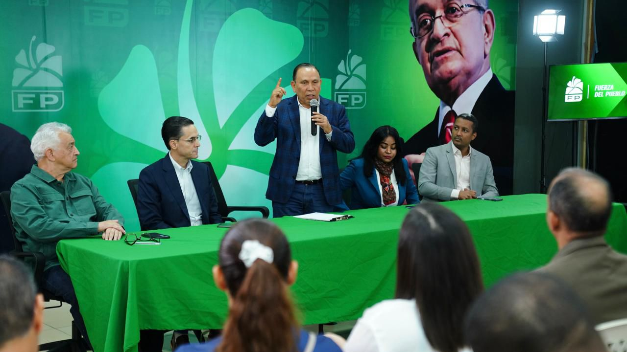 Radhamés Jiménez tilda de “plaga” al Partido Revolucionario Moderno y cuestiona precios de combustibles