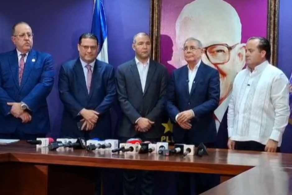 Funcionarios dialogan con Danilo Medina sobre impacto de la crisis en el país