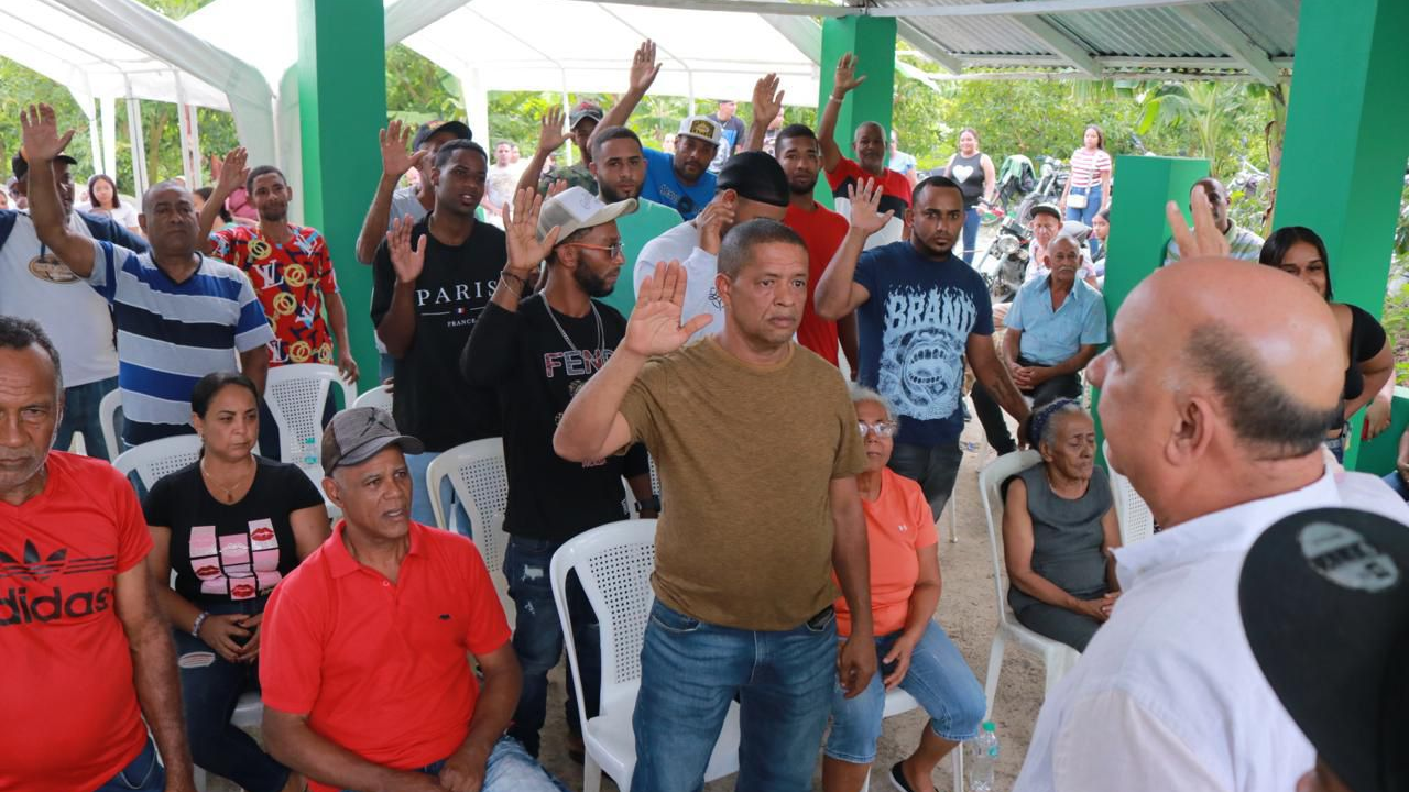 Dirigentes del Partido Revolucionario Moderno en Salcedo pasan a la Fuerza del Pueblo