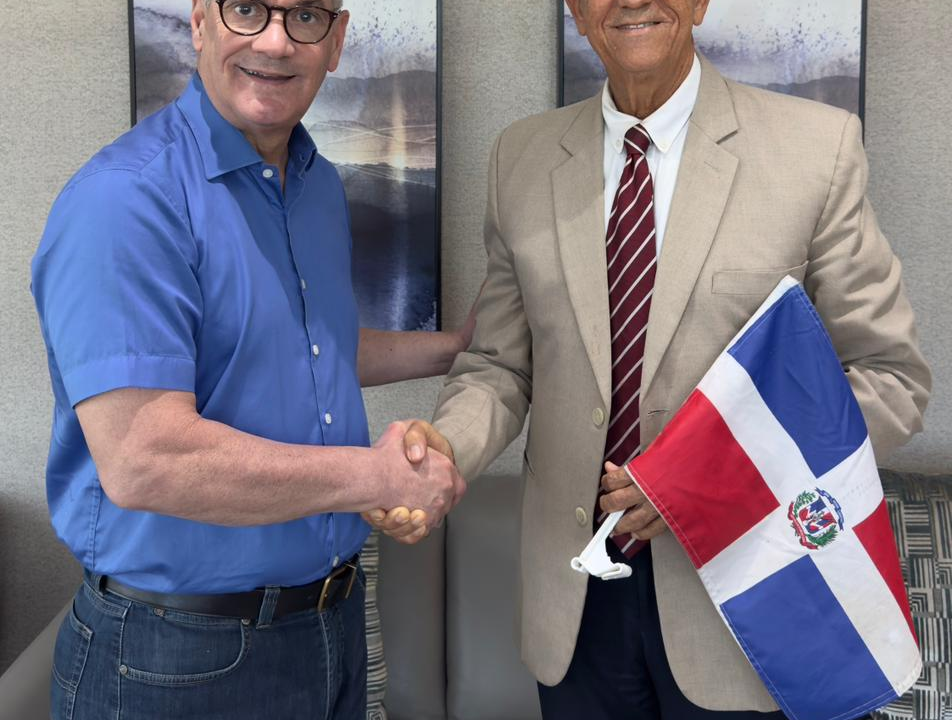 Luis de León visita a Gonzalo Castillo; destacan su labor solidaria en pandemia y critican “retroceso” del Gobierno