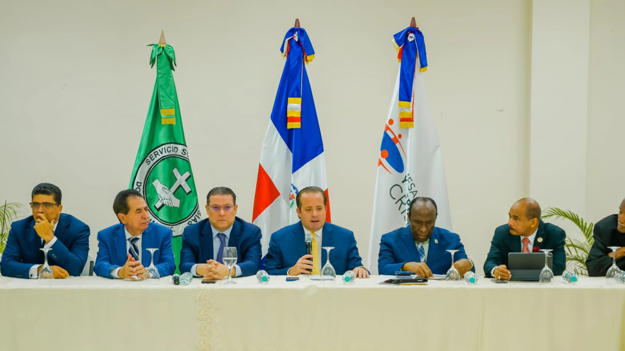 Funcionarios abordan la crisis global junto a iglesias evangélicas