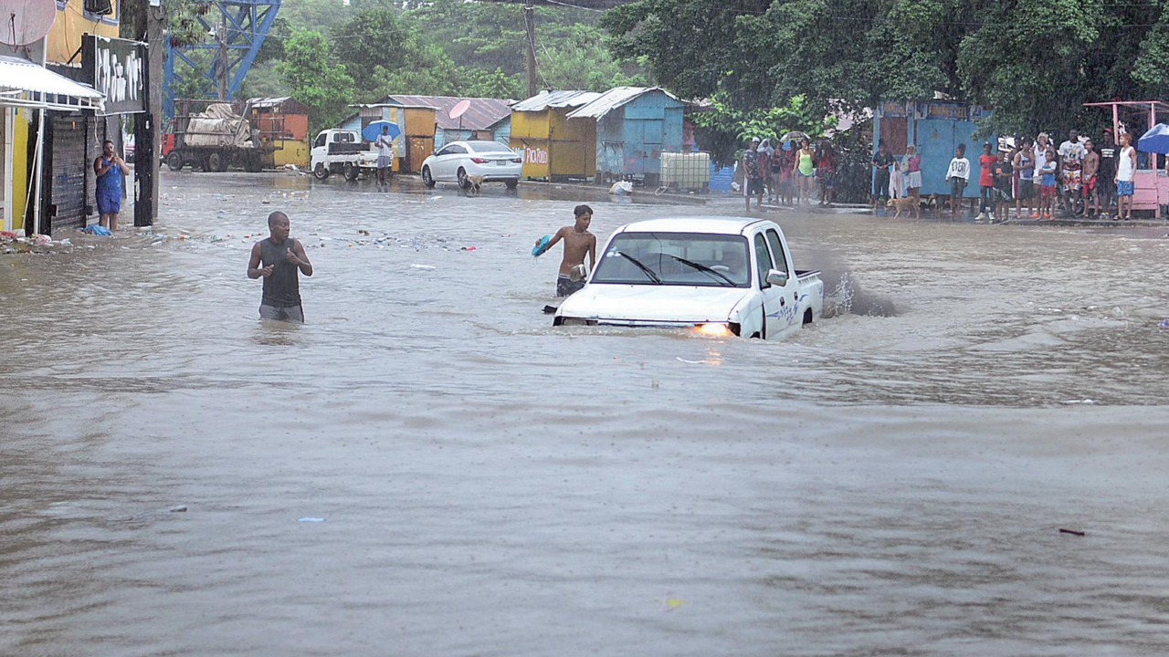 Expresidente del Colegio Dominicano de Ingenieros, Arquitectos y Agrimensores culpa gobiernos por inundaciones en Santo Domingo