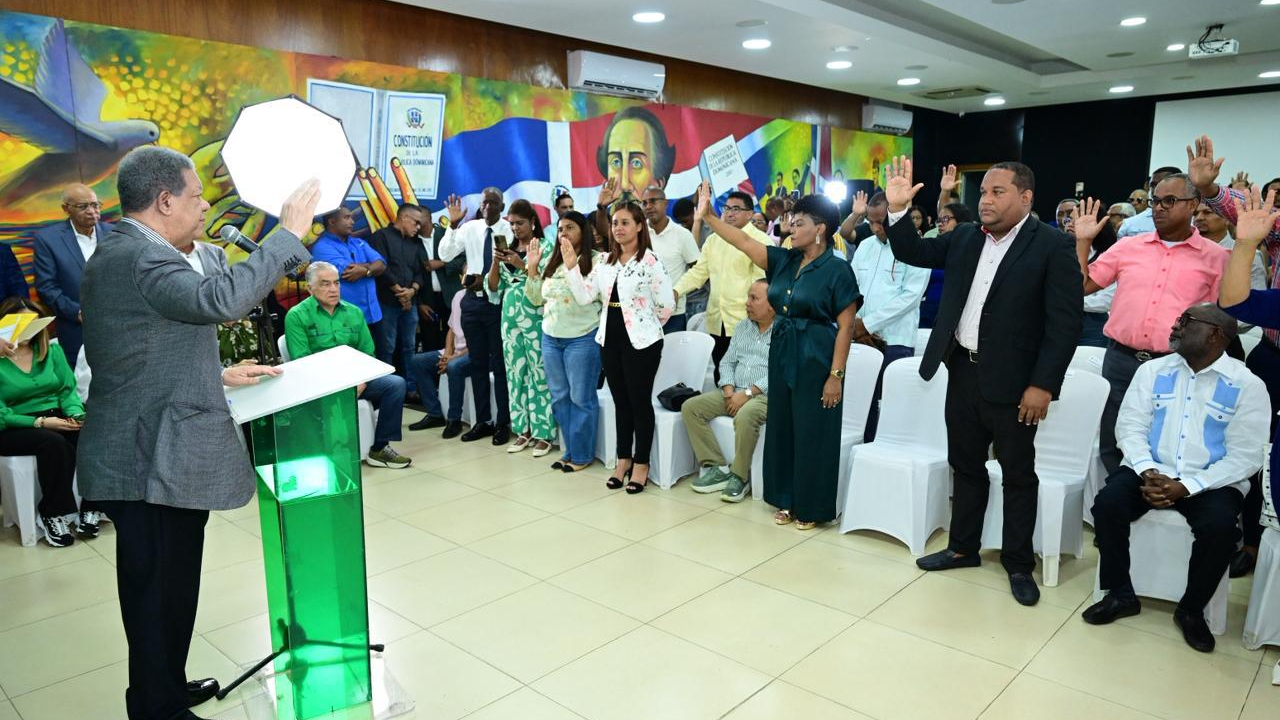 FP integra amplio grupo magisterial; Leonel promete enfoque en educación