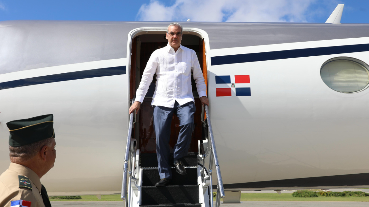 Abinader regresa al país tras agenda oficial en Miami