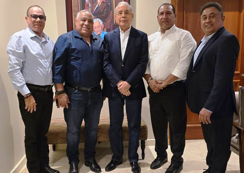 Danilo Medina juramenta grupo que retorna al PLD